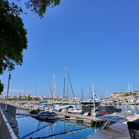 Waterfront Apartment With Marina Views Pietà
